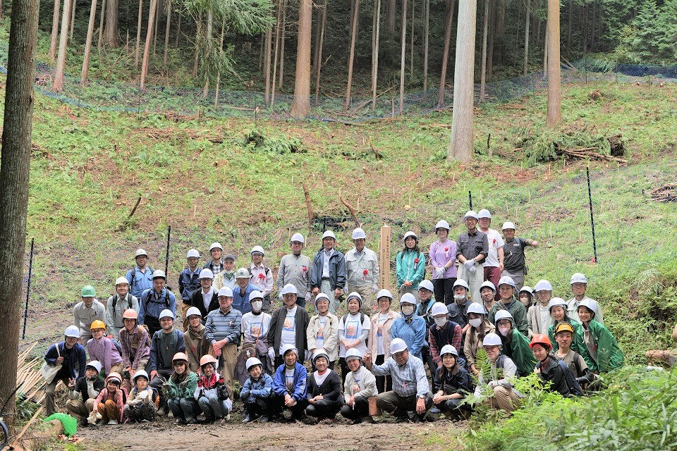 2023年度「令和記念We Love Forest の森」第5回少花粉スギ植樹祭参加者記念撮影の画像