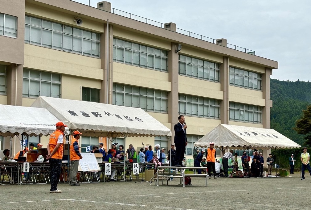 第63回東吾野地区体育祭で挨拶する新井市長の画像