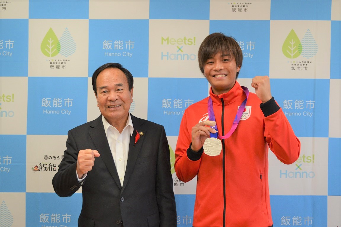 男子ホッケー日本代表藤島来葵選手市長表敬訪問時における新井市長との記念撮影の画像