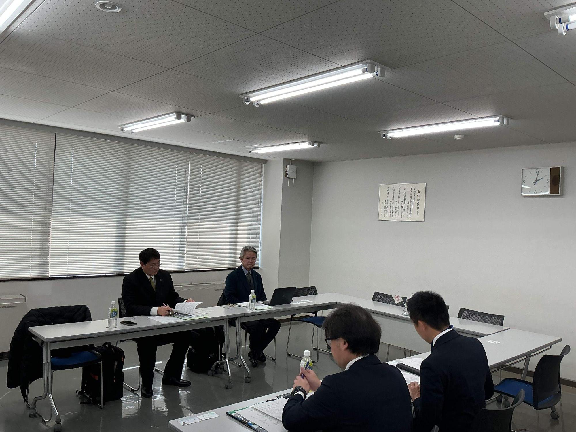 新潟県柏崎市議会議員の方々の行政視察を受け入れているときの様子