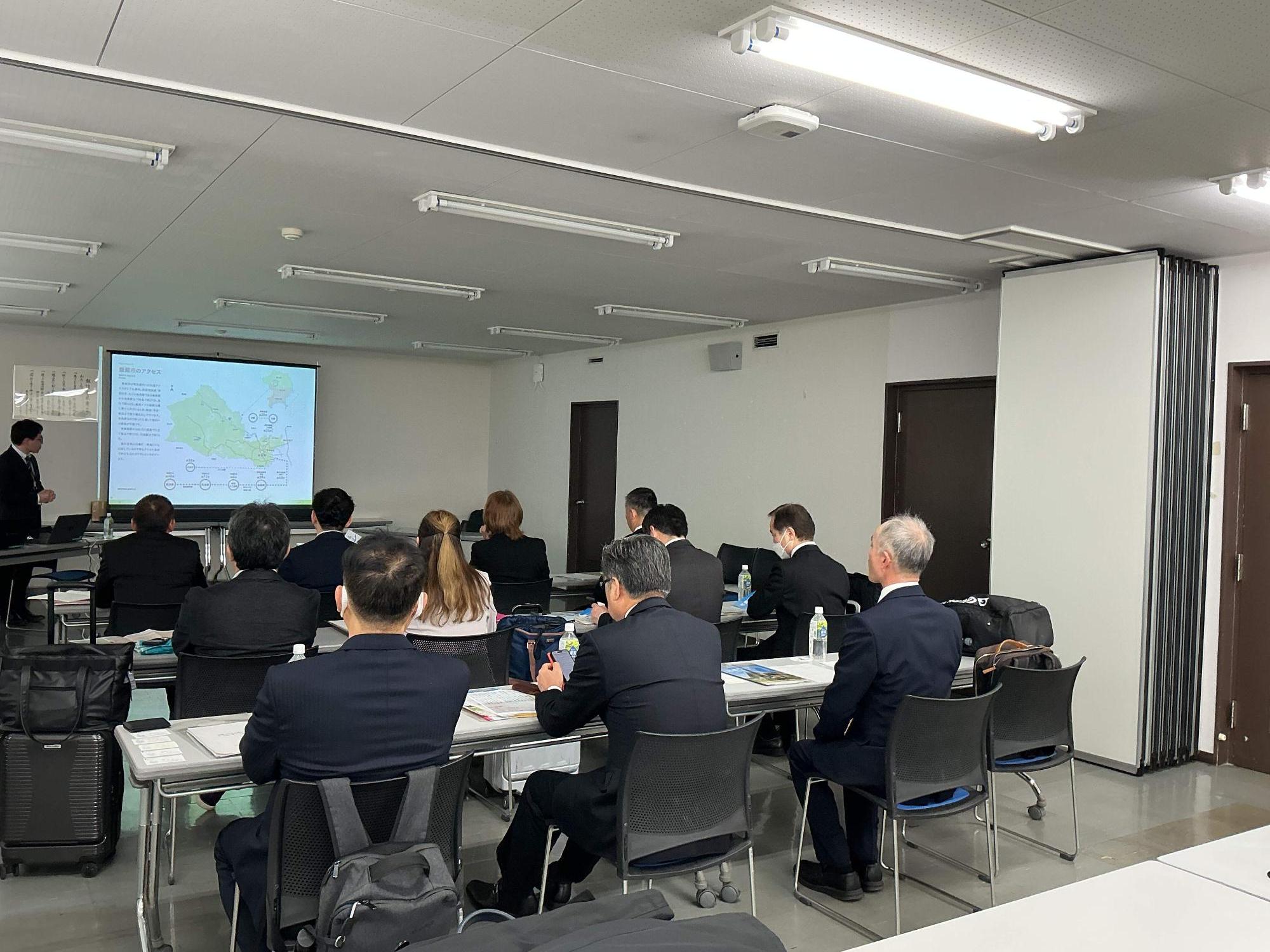 滋賀県栗東市議会議員の方々の行政視察を受け入れているときの様子