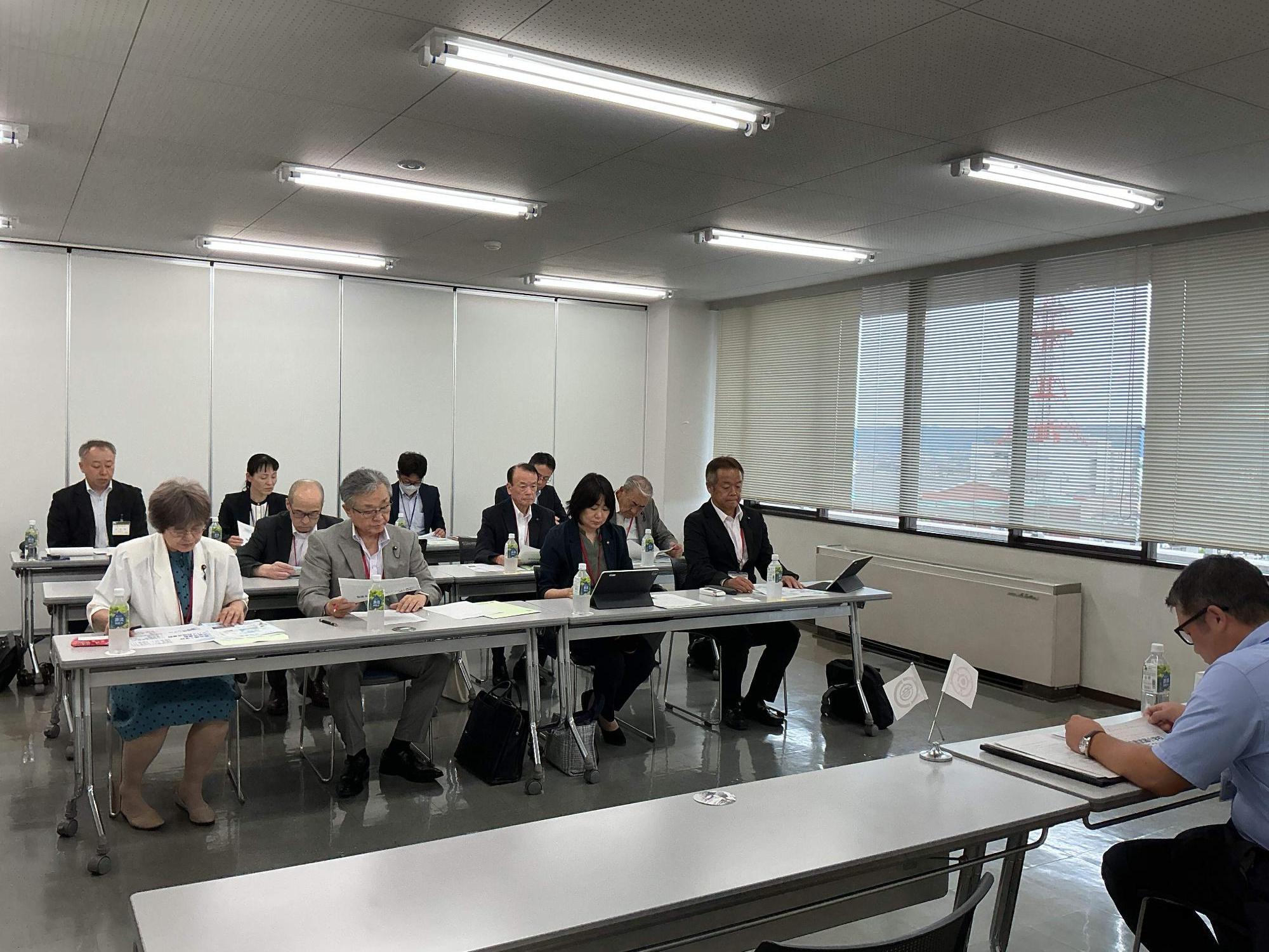 寄居町議会議員の方々の行政視察を受け入れているときの様子