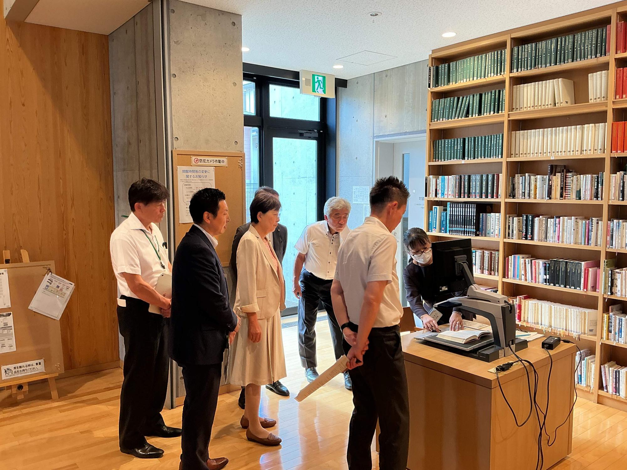 栃木県佐野市議会議員の方々の行政視察を受け入れているときの様子