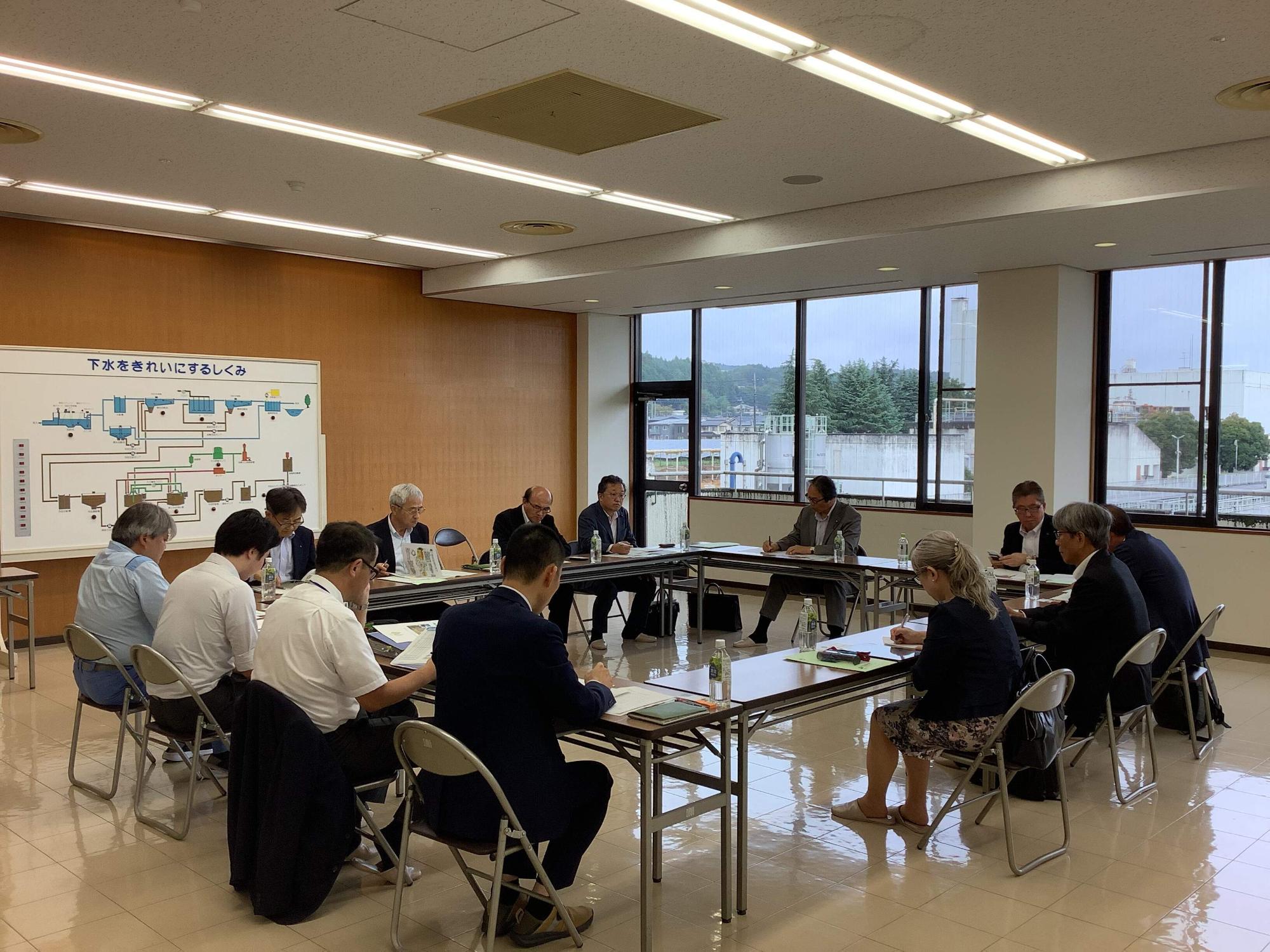 埼玉県伊奈町議会議員の方々の行政視察を受け入れているときの様子