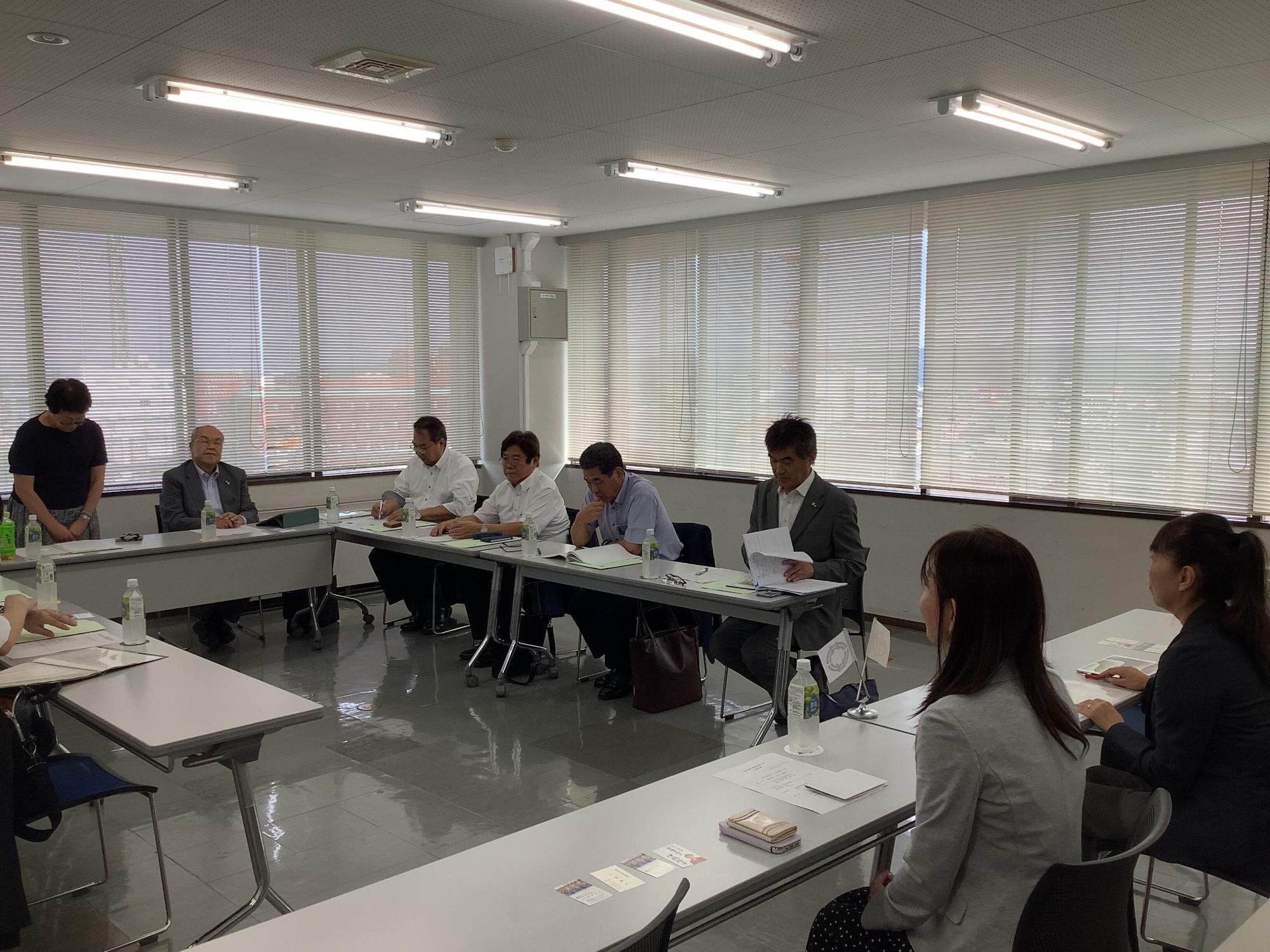 愛媛県新居浜市議会議員の方々の行政視察を受け入れているときの様子