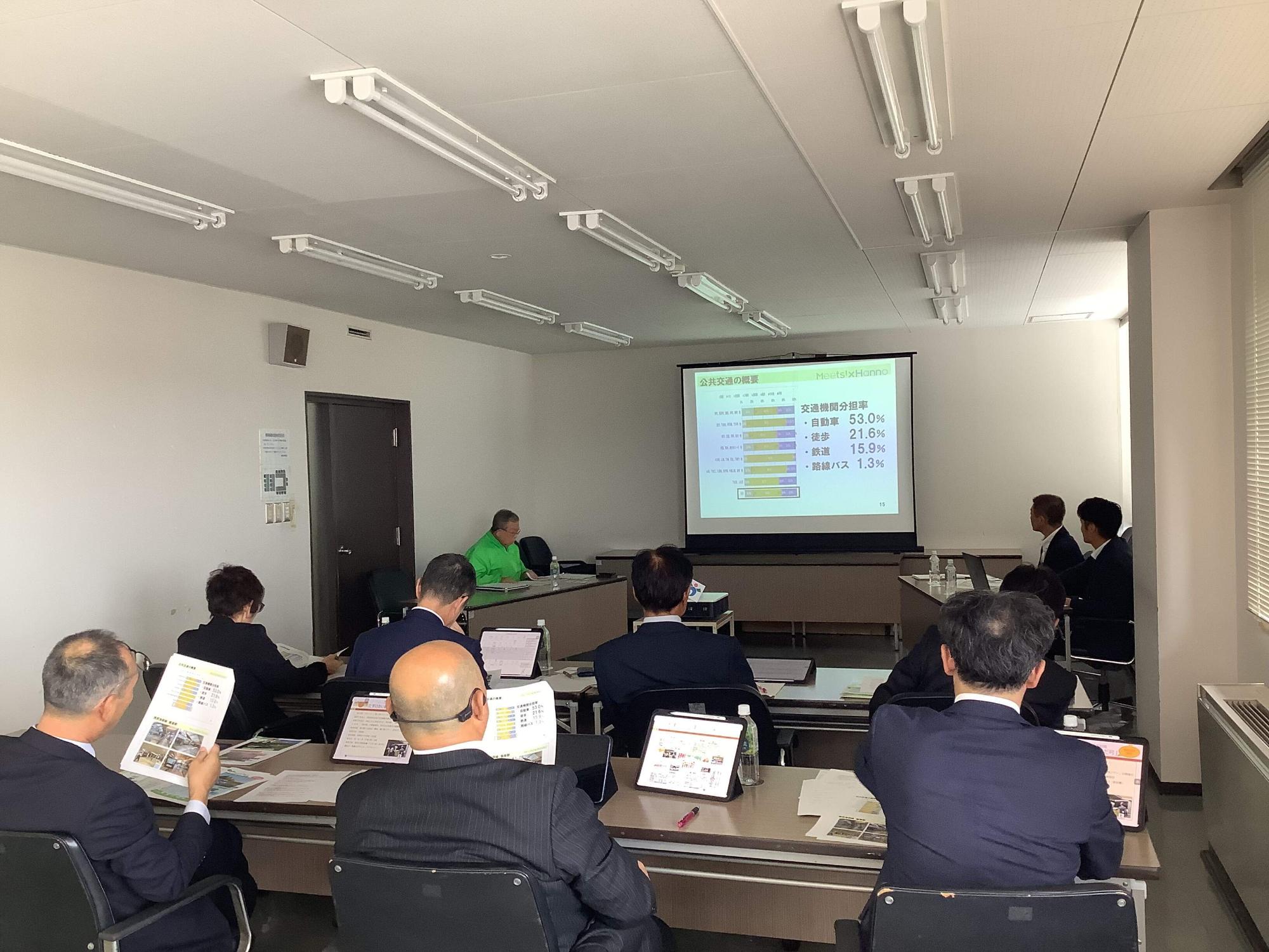 大分県臼杵市議会議員の方々の行政視察を受け入れているときの様子