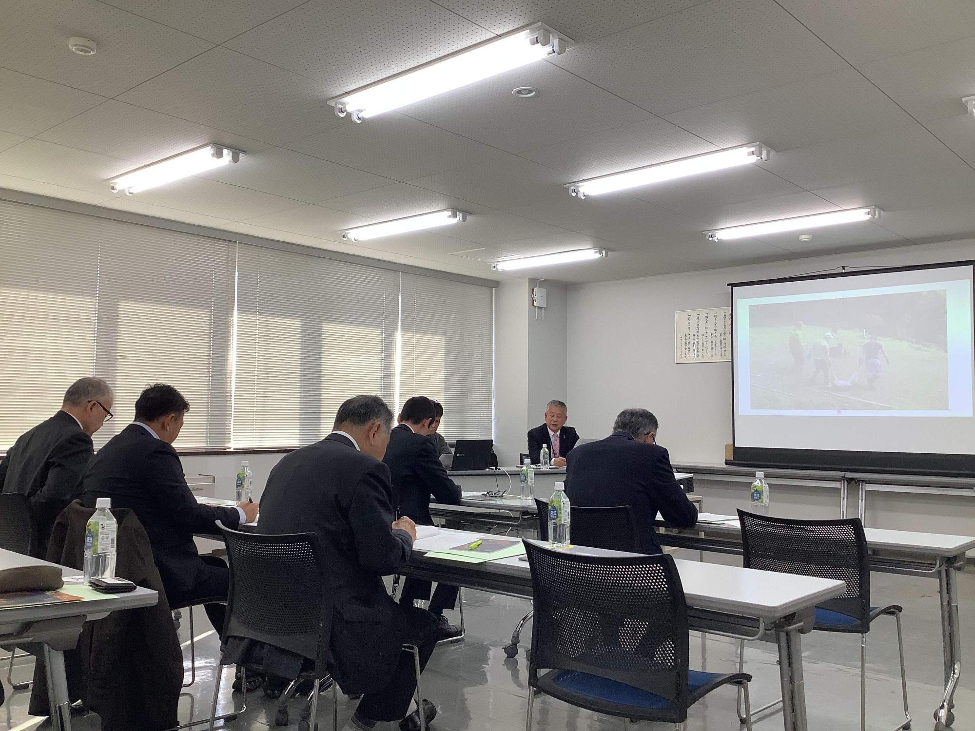 和歌山県海南市議会議員の方々の行政視察を受け入れているときの様子