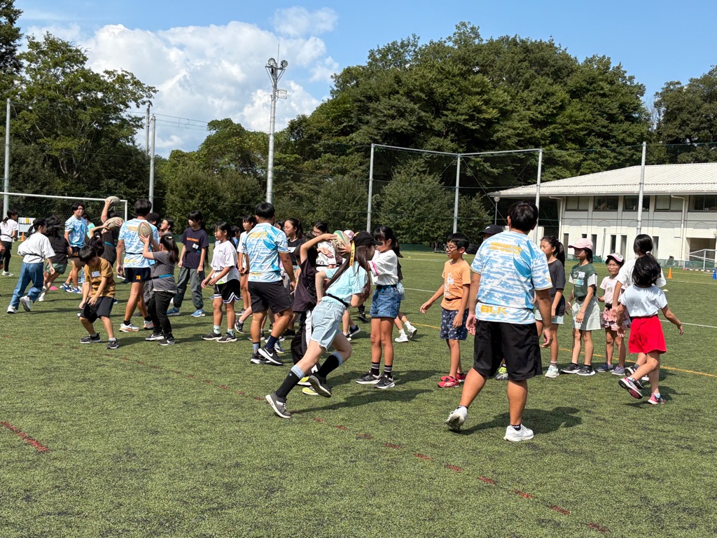 ボール遊びをする学生の様子