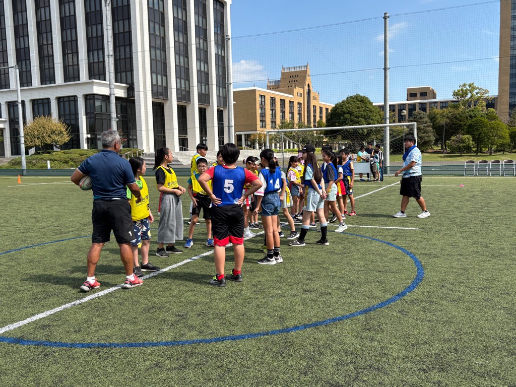 試合前の整列をする学生の様子