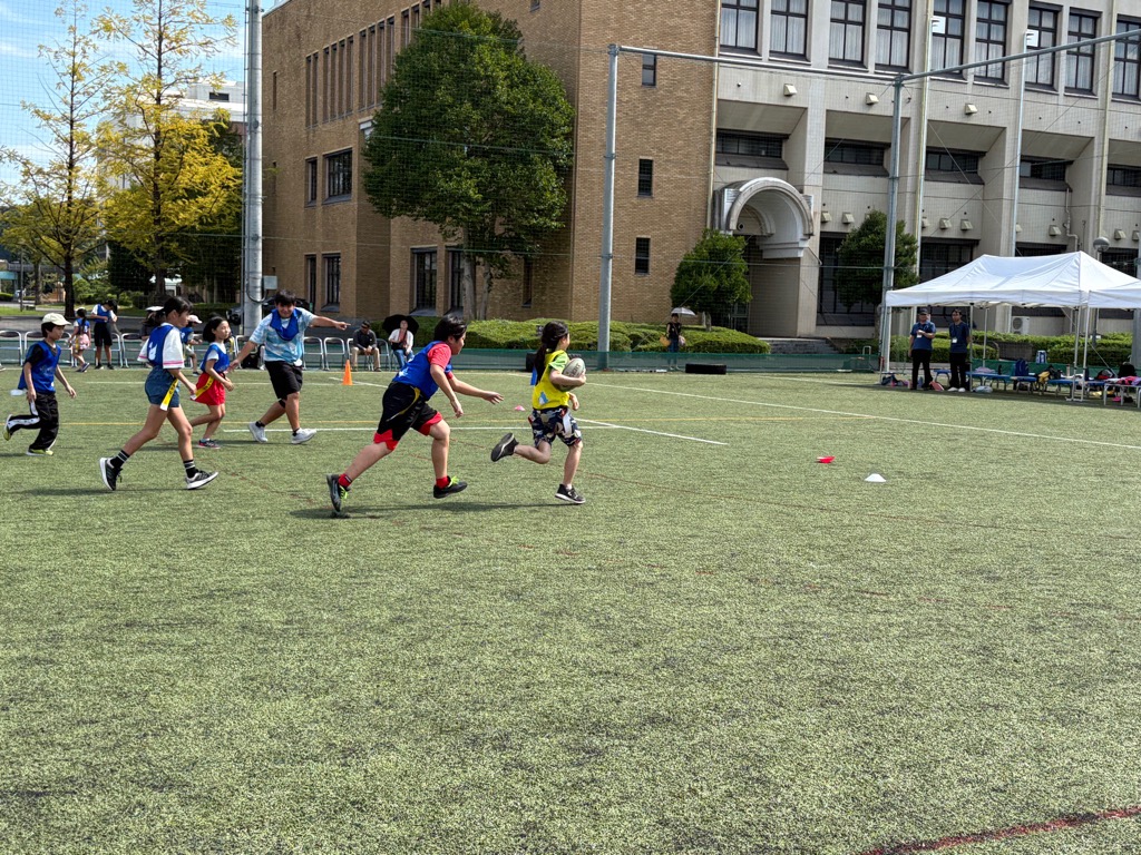 タグラグビーに取り組む学生の様子