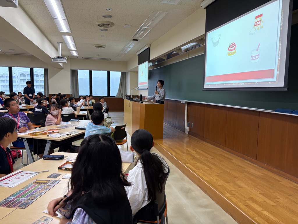 講師の説明を熱心に聞く学生の様子