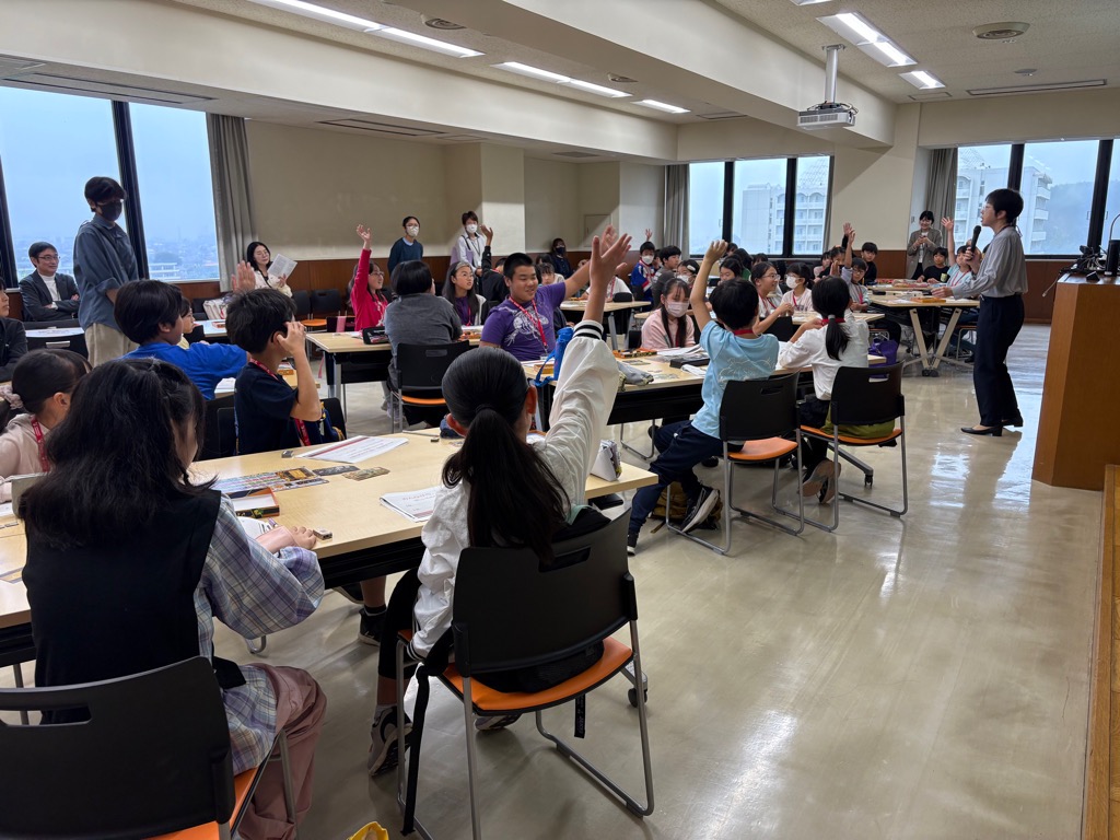 講師からの質問に元気よく答える学生の様子
