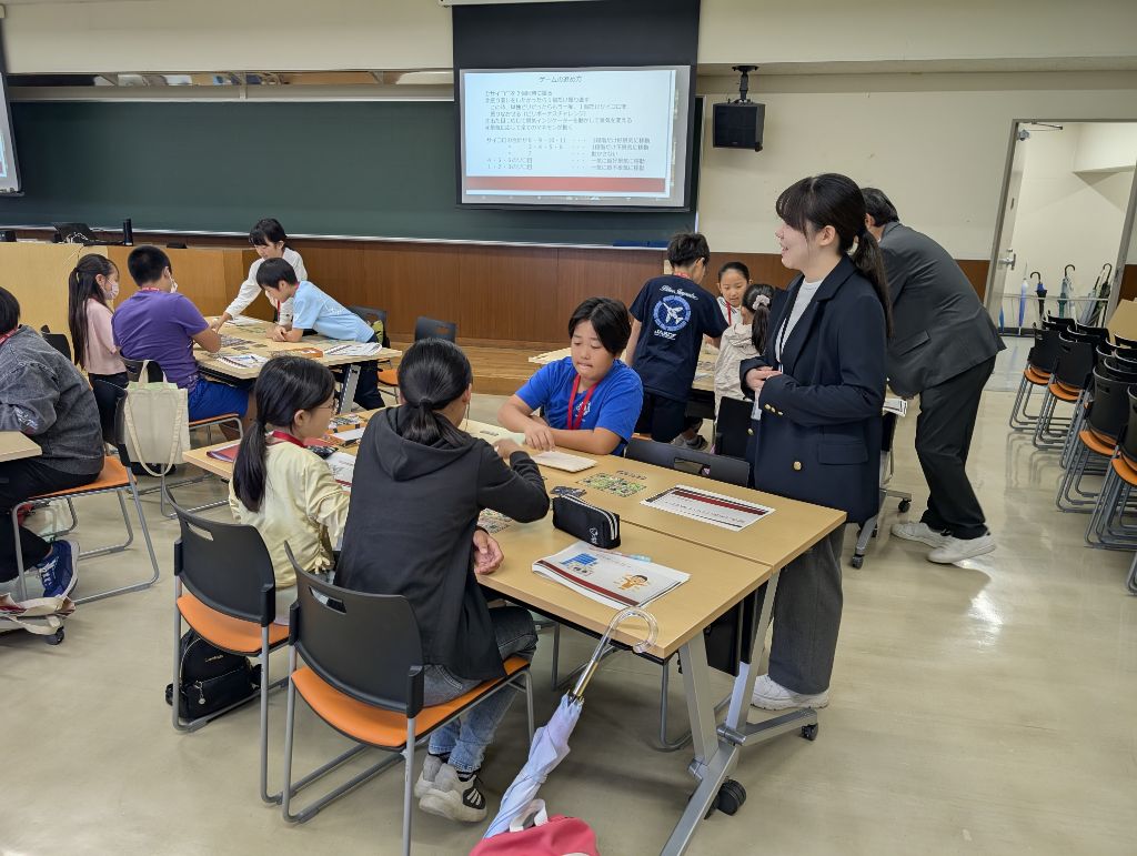 経済のゲームに取り組む学生の様子