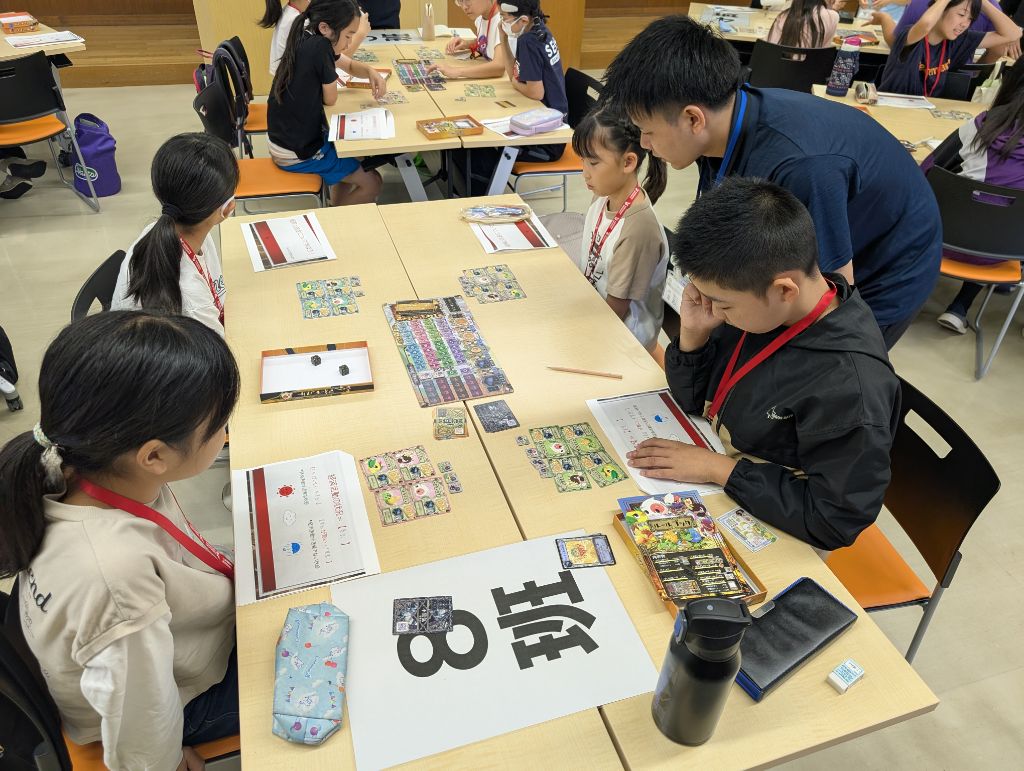 グループに分かれて経済のゲームに取り組む学生の様子