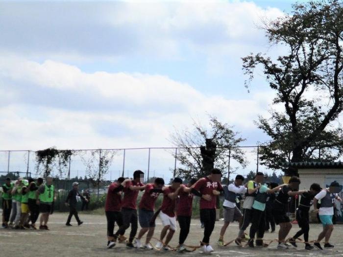 むかで競争をしている参加者の写真