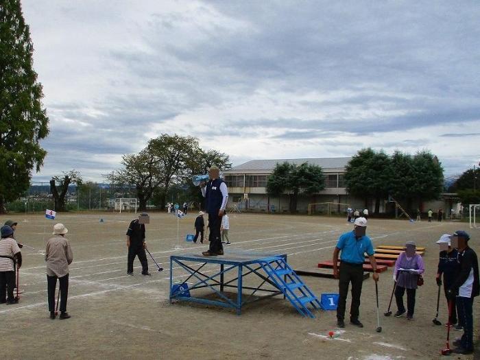 グラウンドゴルフを楽しむ参加者の写真 その1