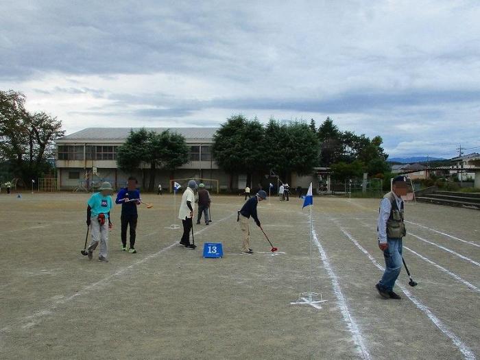 グラウンドゴルフを楽しむ参加者の写真 その2