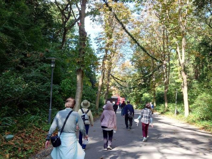 メッツァまで約1時間のウオーキングをしている参加者の写真