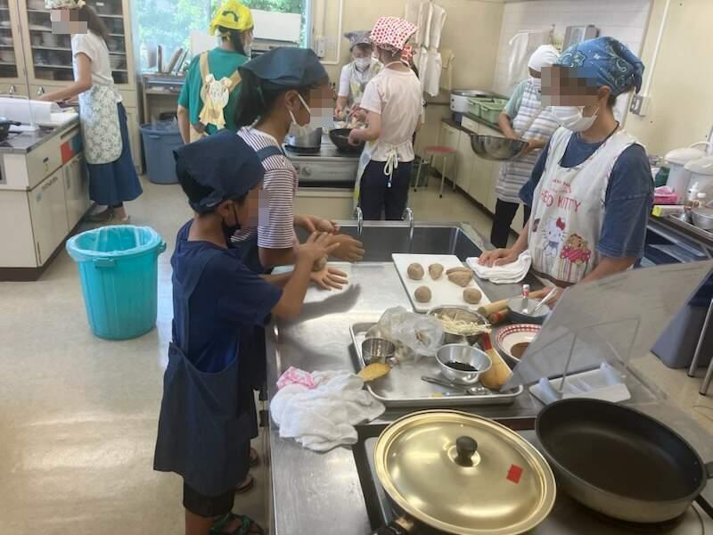 小学生がチャパティの生地をこねた後丸めている様子