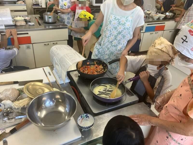 参加した小学生がフライパン片手に手作りカレールーを炒めている様子