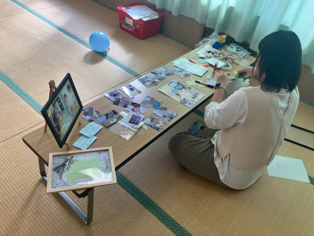 撮影した写真を切り抜き、フォトフレームにメッセージと一緒に貼っている様子