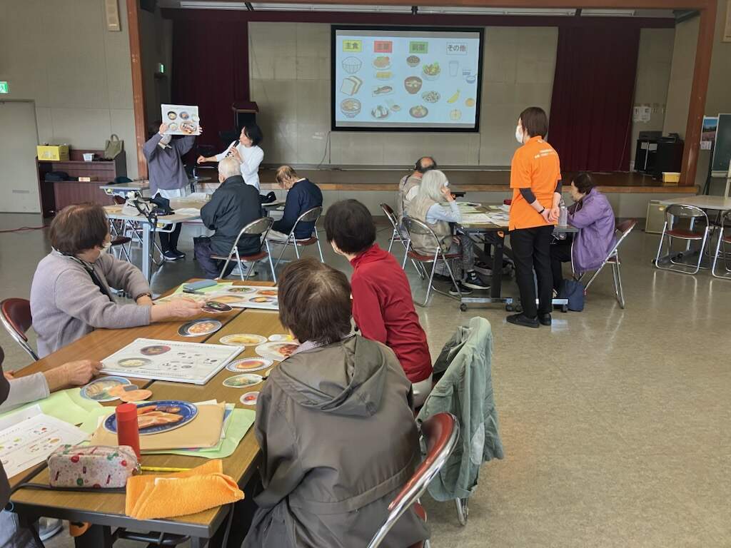 参加者の皆さんがグループに分かれてバランスの良いメニューを考えている様子