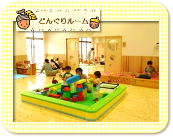 ブロックなどで遊んでいる子ども達の写真