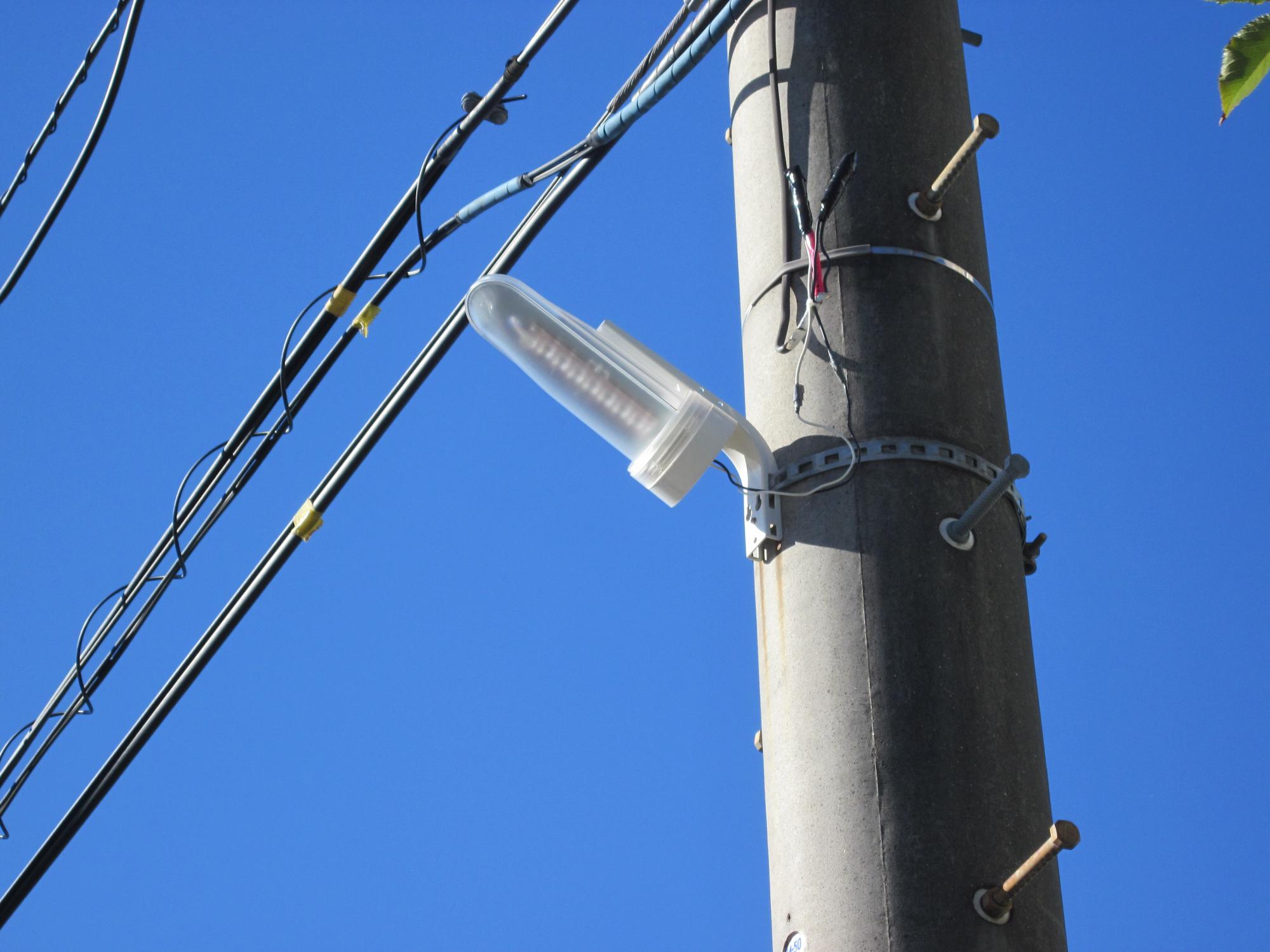 電信柱に設置されたLED防犯灯の写真