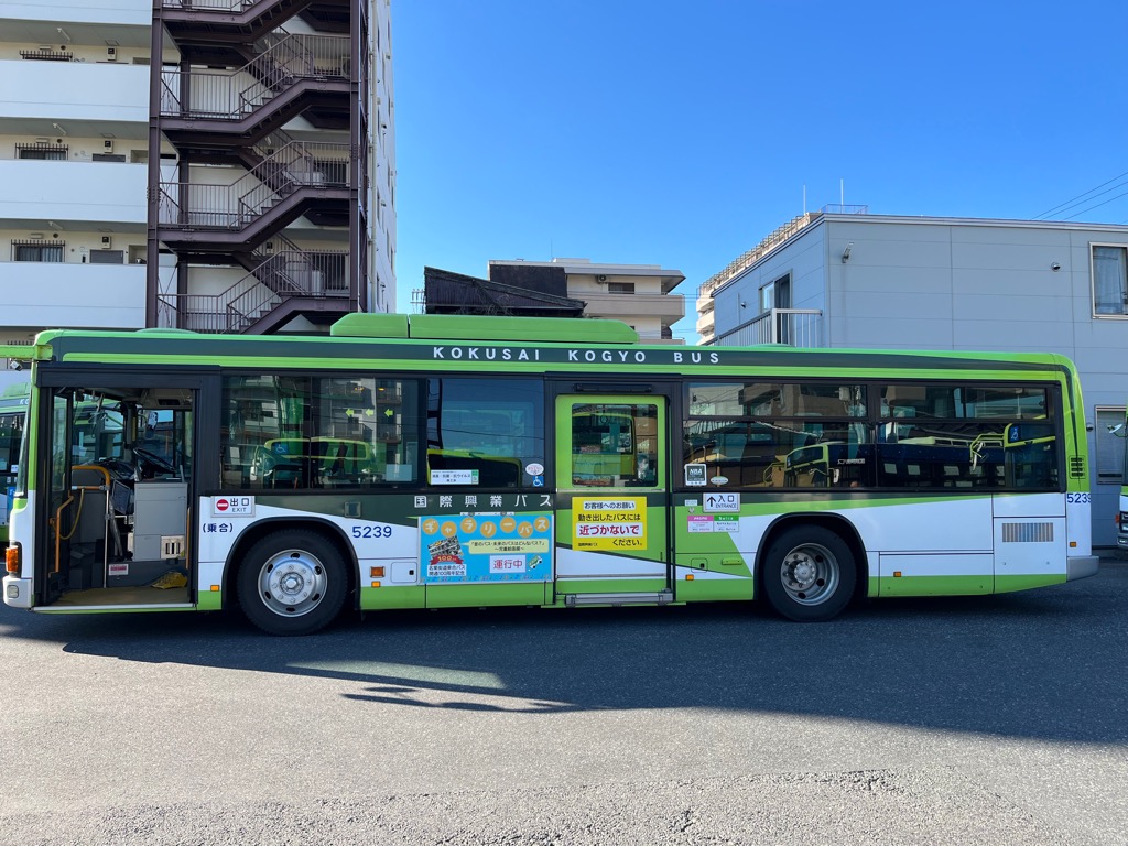 緑色のギャラリーバスの写真