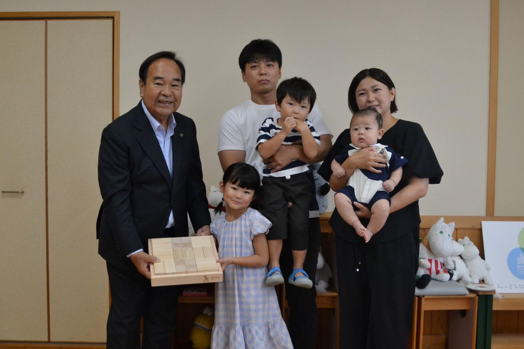 「西川材のつみき」贈呈式の画像