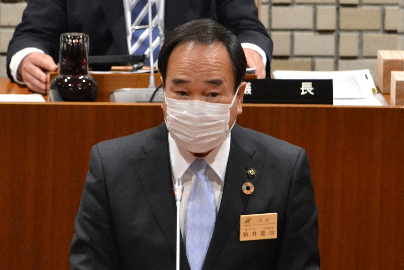 令和4年第2回飯能市議会定例会閉会で壇上に立つ市長の写真