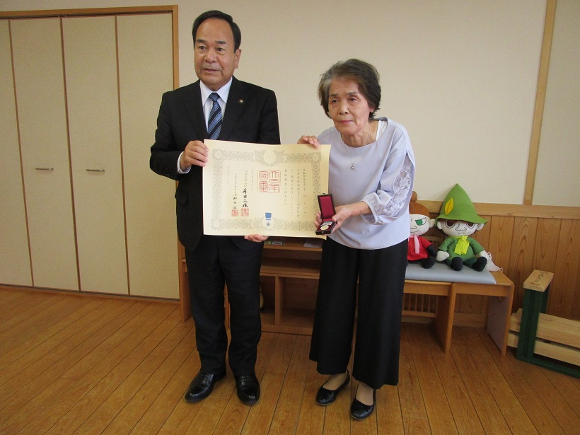 藍綬褒章を受章された平沼たけ子様と市長の記念写真