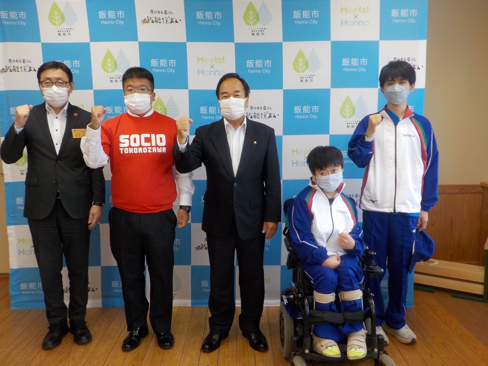 大会出場報告に訪れた小谷野莉沙さん、金野駿さん、澤田武志さんたちとガッツポーズをしている写真