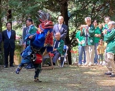星宮神社例大祭獅子舞奉納を見学する新井市長の画像