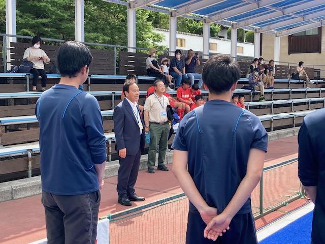 高円宮牌 2023 男子ホッケー日本リーグ試合前に選手に激励する新井市長の画像