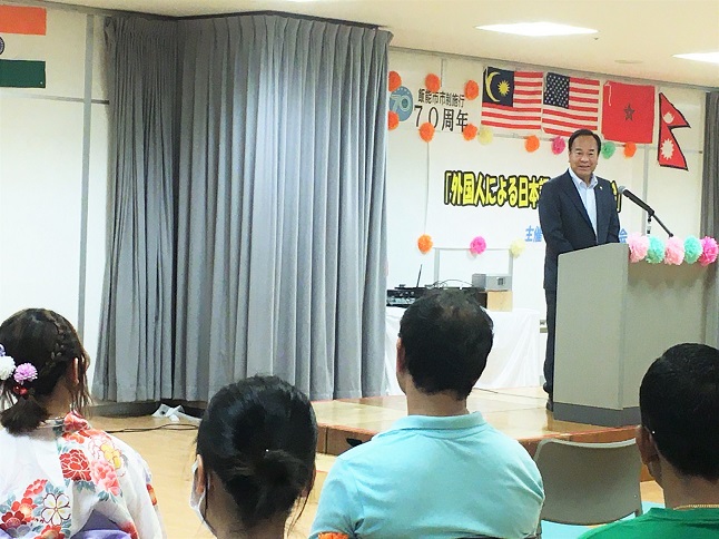 飯能市市制施行70周年記念事業第10回外国人による日本語スピ ーチ発表会挨拶する新井市長の画像