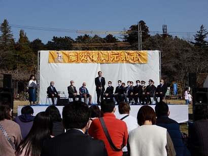 震災復興元気市開会式で挨拶する新井市長の画像