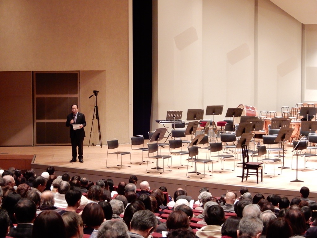 飯能市市制施行70周年記念第16回ベートーヴェン交響曲第九番演奏会で挨拶する新井市長の画像
