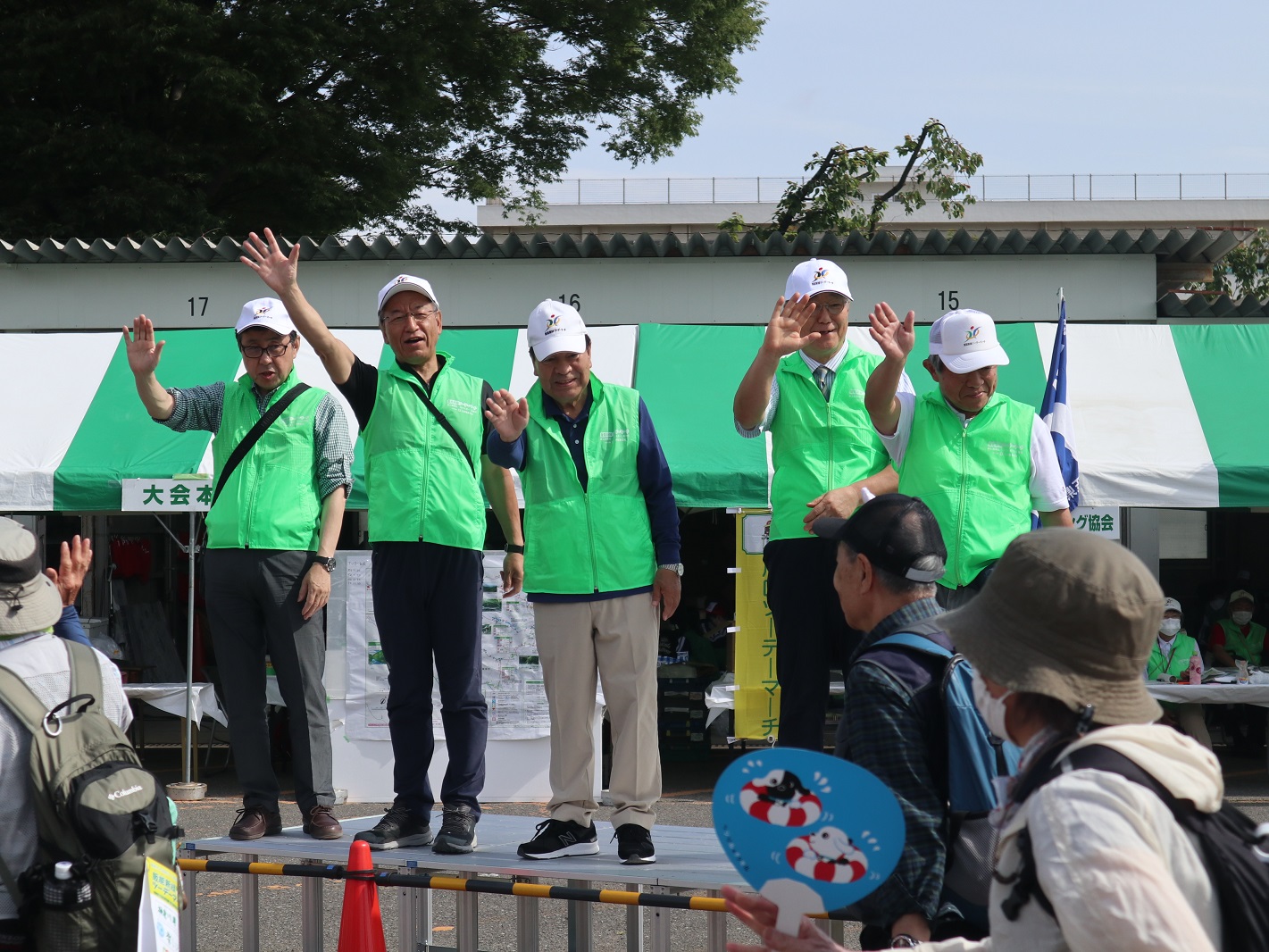 第21回飯能新緑ツーデーマーチ参加者を見送る新井市長の画像