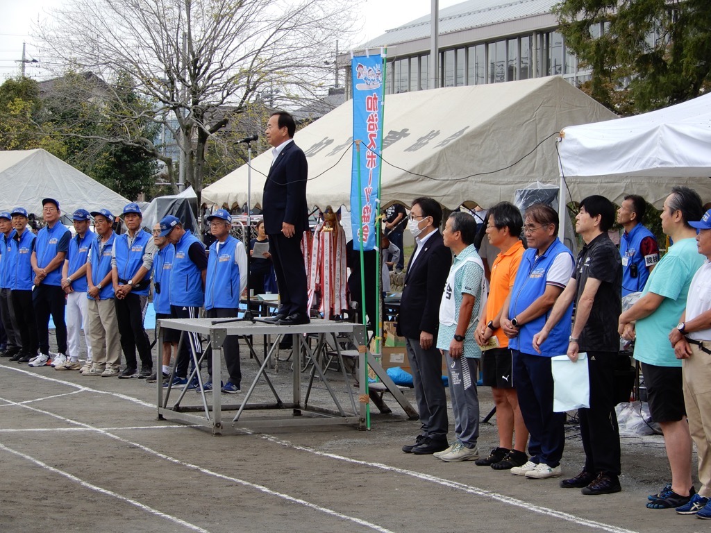 第49回加治体育祭で挨拶する新井市長の画像