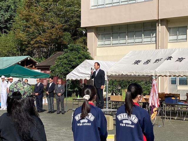 第62回東吾野地区体育祭開会式で挨拶する新井市長の画像