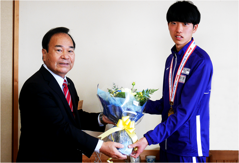 新井市長から青柿選手へ花束を贈呈する画像