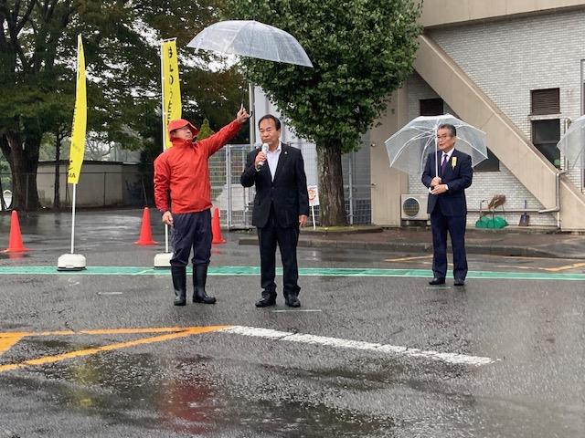 はんのう生活祭×第20回西川材フェアー開会式で挨拶する新井市長の画像