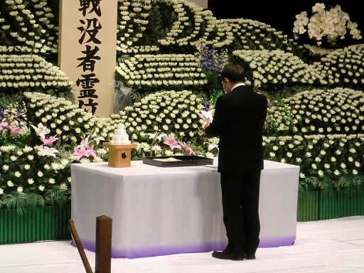 飯能市戦没者追悼式にて追悼のことばを述べる新井市長の画像