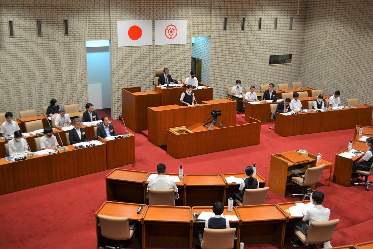 飯能市市制施行70周年記念特別事業 中学生子ども議会の写真