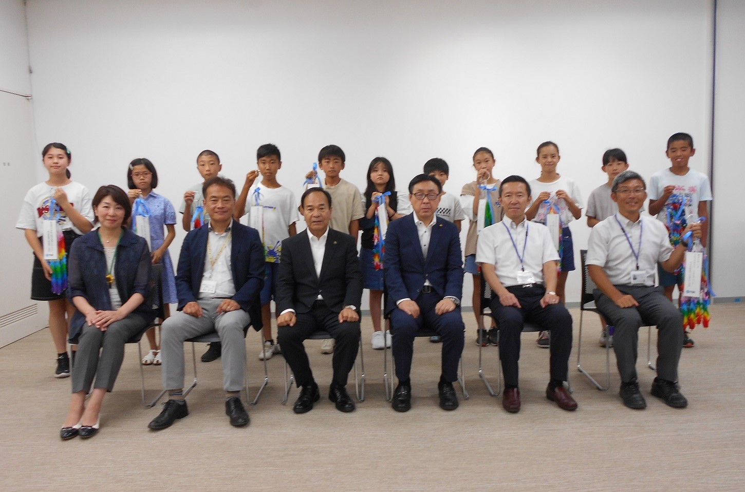 広島平和記念式典児童等派遣事業結団式記念撮影の画像