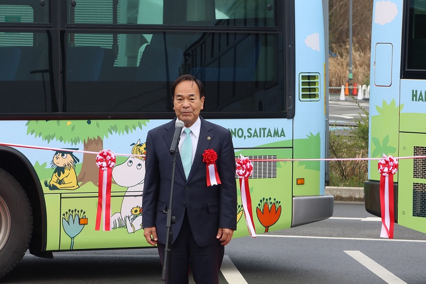 ムーミンバレーパーク ラッピングバスのお披露目会で挨拶する新井市長の画像