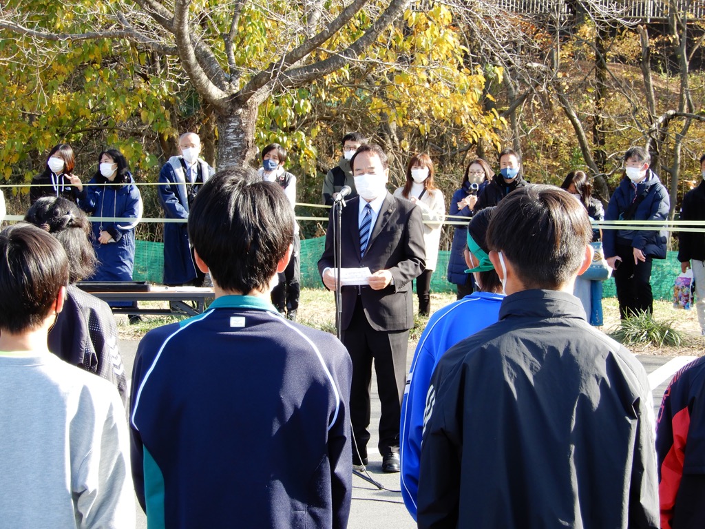 第65回奥むさし中学校駅伝競走大会にて挨拶する新井市長の画像