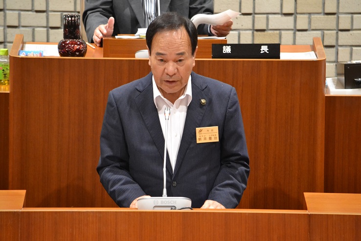 令和5年第2回飯能市議会定例会で開会の挨拶をする新井市長の画像