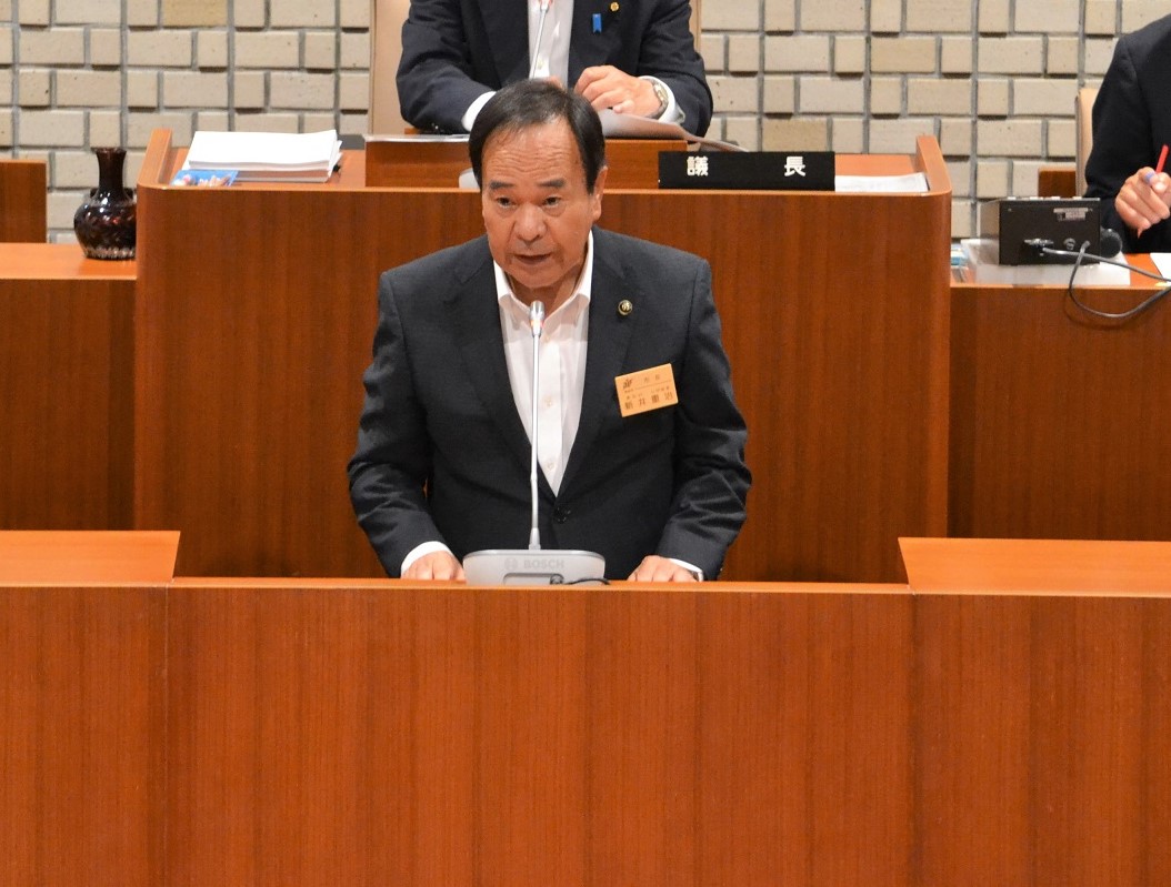 令和5年第3回飯能市議会定例会で開会の挨拶をする新井市長の画像